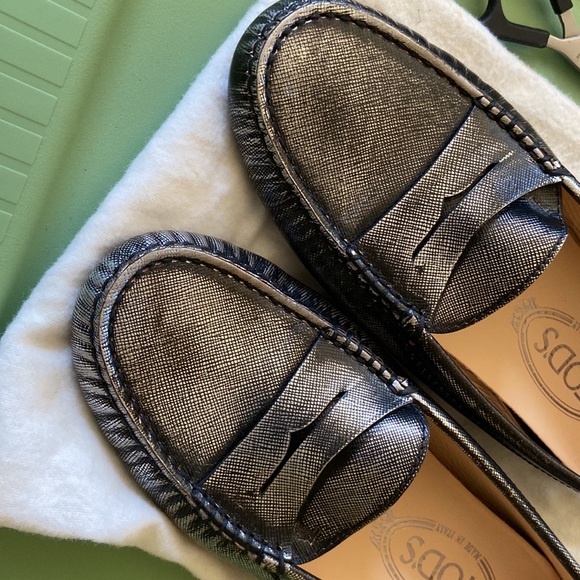 Women’s New Years shoe! PRISTINE deep silver TODS driving shoe. - Picture 2 of 7